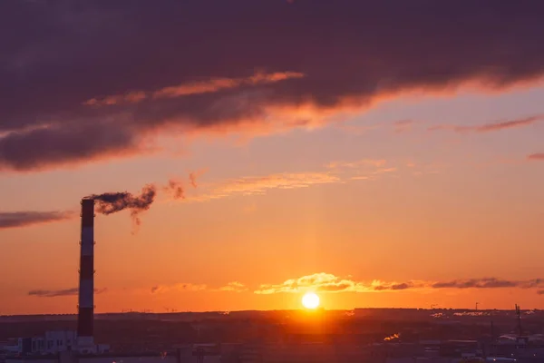 Emise z potrubí do atmosféry na večerním horizontu západu slunce. — Stock fotografie
