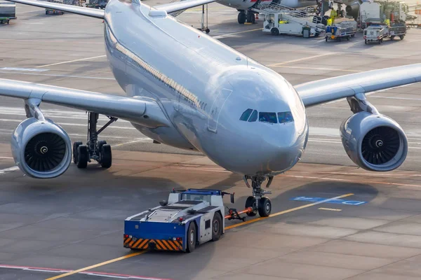 Avião executar empurrar para trás operação no aeroporto, vista de perto . — Fotografia de Stock