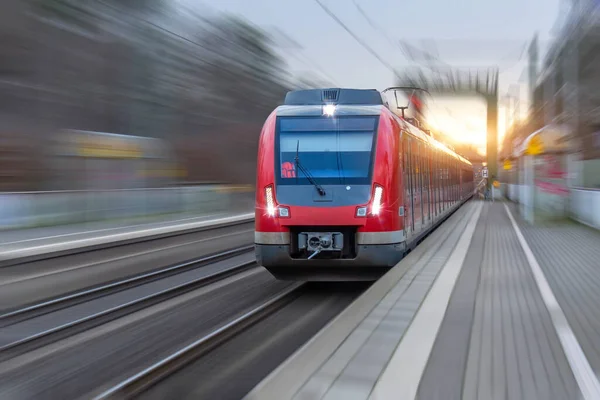 Estação ferroviária com locomotiva cabeça trem comutador de alta velocidade com efeito de borrão de movimento — Fotografia de Stock