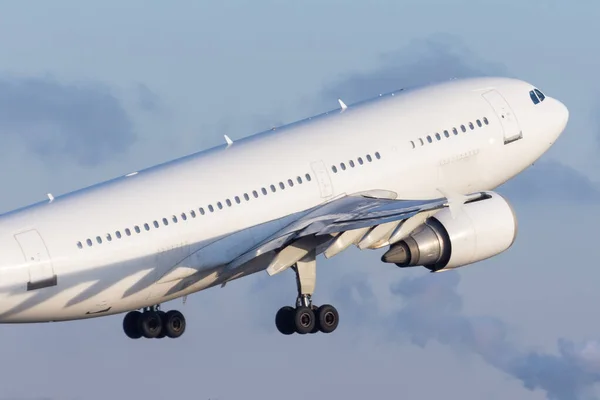 Avión blanco despegue vista de cerca . — Foto de Stock