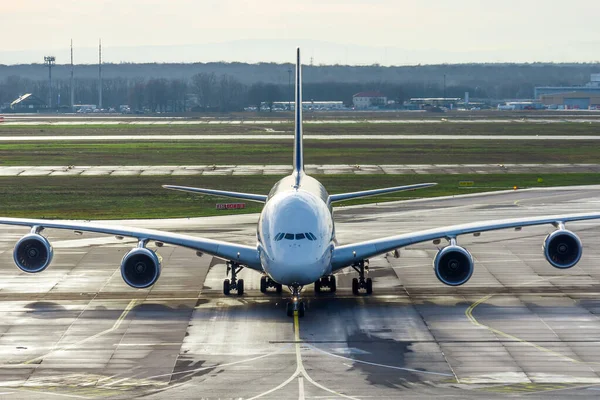 Großraumflugzeug auf der Lenkspur am Flughafen nach der Ankunft. — Stockfoto