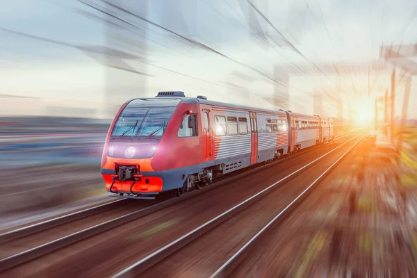 Comboio de alta velocidade na estrada ferroviária com borrão de movimento . — Fotografia de Stock