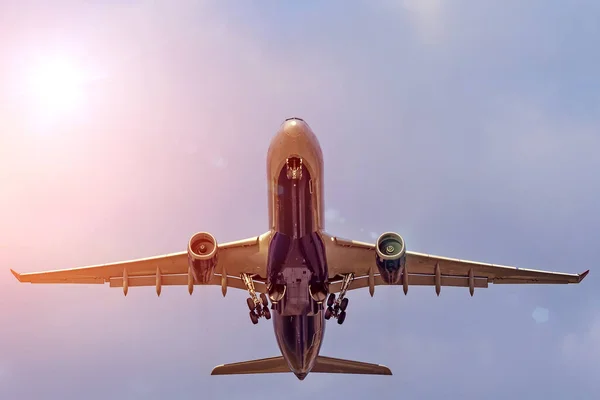 Despegue del avión con tren de aterrizaje retráctil en pista . — Foto de Stock