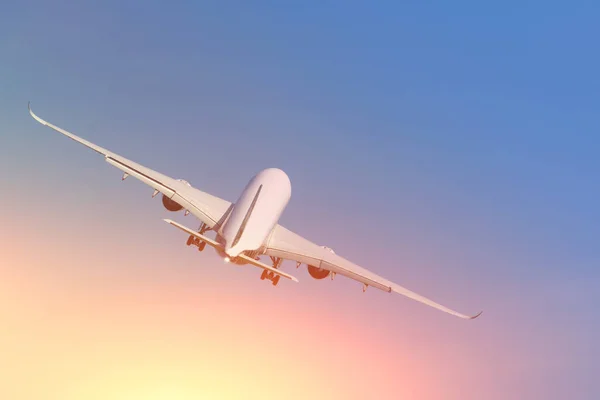 Un aeroplano al decollo con una cornice illuminata dal sole . — Foto Stock
