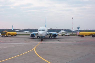 Yolcu uçağının yanında römorklu kamyonlar dolduruyor..