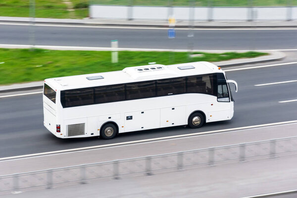 Автобус Большой Белый Тур, путешествующий по дороге
.