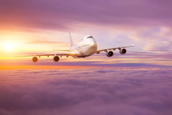 Reizen Met Het Vliegtuig Vroege Ochtend Vliegen Boven Wolken — Stockfoto