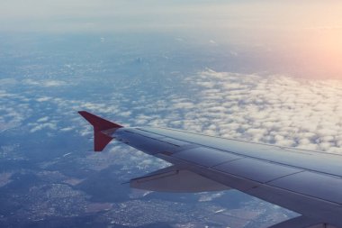 Şehrin üzerinde uçan bir uçağın kanadının yüksek görüntüsü