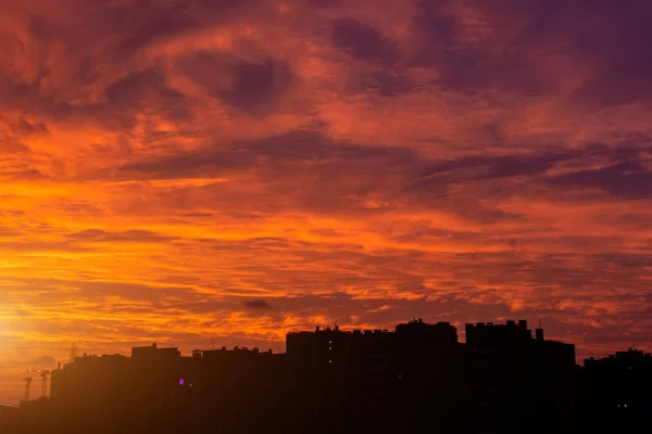 Silhueta Cityscape Manhã Contra Fundo Alvorecer Céu Brilhante Com Nuvens — Fotografia de Stock