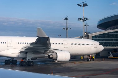 Uçak yolcu terminali binasında duruyor, hava taşımacılığı konsepti.