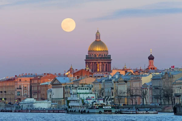 Wieczorny Widok Księżyc Wznoszący Się Horyzontu Katedrę Izaaka Sankt Petersburgu — Zdjęcie stockowe