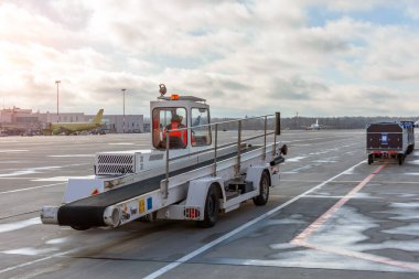 Uçakta bagaj kamyonu, yolcuların bagajlarını depolama odasındaki uçaklardan boşaltma görevi.