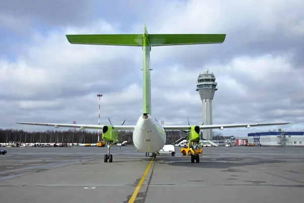 Turbólégcsavaros Repülőgép Parkolt Repülőtéren Hátterében Atc Irányítótorony — Stock Fotó