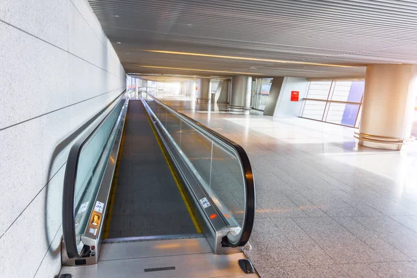 Viajante Vazio Terminal Aeroporto Para Uma Transferência Acelerada Passageiros Corredor — Fotografia de Stock