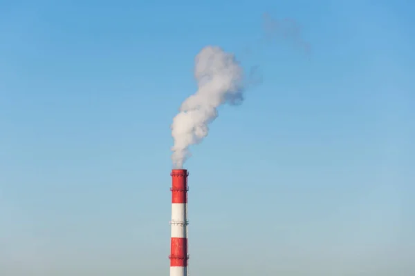 Smokestack Inquinamento Nel Camino Dell Aria Sul Cielo Blu — Foto Stock