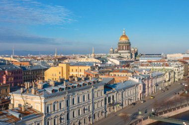 Saint-Petersburg şehrinin çatılarının üstündeki St. Isaac Katedrali, Moika Nehri 'nin yükseklerinden ve eski şehir manzarasından bir manzara.