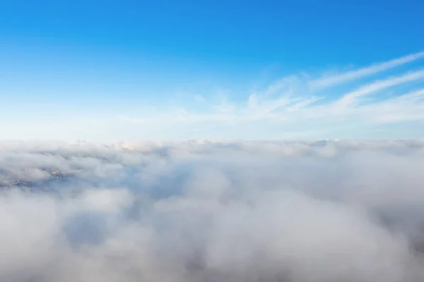 Widok Lotu Ptaka Chmury Warstwy Miękkie Puszyste Chmury Nad Miastem — Zdjęcie stockowe
