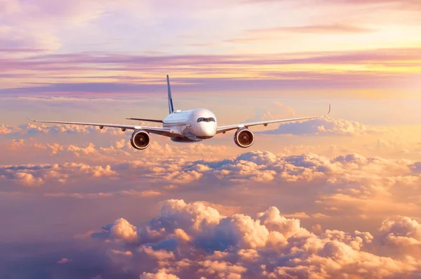 Avión Avión Línea Vuela Sobre Hermosas Nubes Noche Cielo Atardecer — Foto de Stock