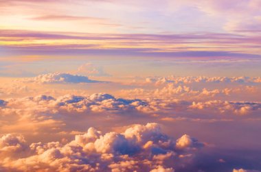 Güzel doymuş günbatımı gökyüzü dramatik ışıkla bulutların üzerinde