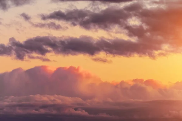 Abendhimmel Mit Haufenwolken Warmen Farben Des Sonnenuntergangs — Stockfoto