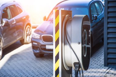 Elektrikli araba tamirhanesinden para alıyorum. Arabaların taşınabilirliği için yakıt dolduruluyor