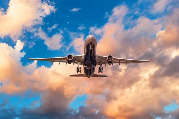 Céu Noturno Com Belas Nuvens Quebradas Cores Quentes Avião Decola — Fotografia de Stock