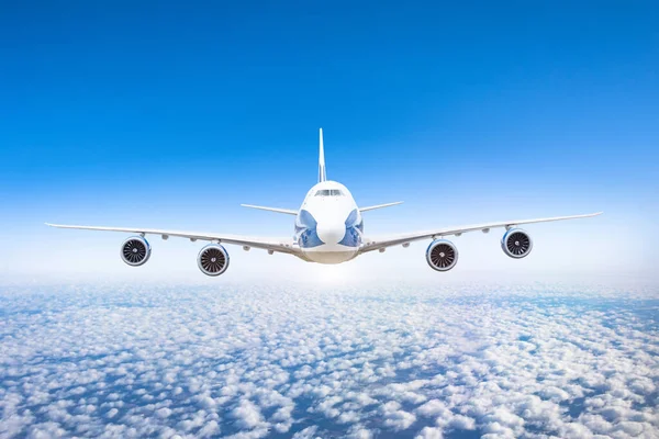 Gökyüzünde Bulutların Mavi Gökyüzünün Üstünde Uçan Uçaklar Tam Olarak Önden — Stok fotoğraf