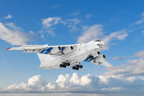Μεγάλο Μεταγωγικό Αεροπλάνο Πετάει Στον Ουρανό Παράδοση Αγαθών Και Βοήθεια — Φωτογραφία Αρχείου