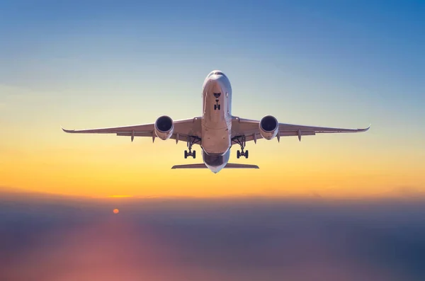 Morgennebel Mit Der Aufgehenden Sonne Und Einem Startenden Flugzeug Himmel — Stockfoto