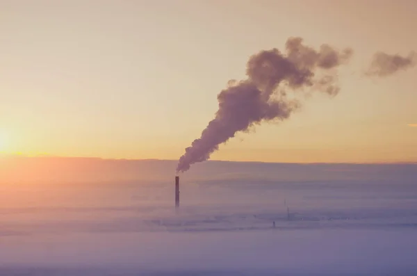 Одинокие Трубы Тумане Смог Промышленной Зоне Города Город Загрязнения Атмосферы — стоковое фото