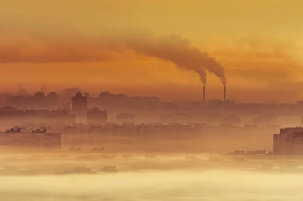 Vista Cáustica Naranja Amarilla Las Tuberías Con Humo Edificios Apartamentos —  Fotos de Stock