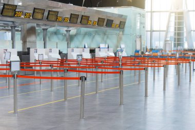 Yolcu terminalindeki kontrol gişelerine kırmızı kurdele ve bagaj kontrolü ile sınırlandırılmış boş yollar