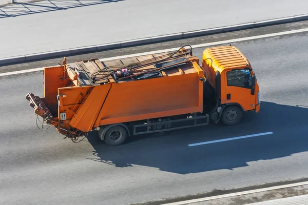Recycling Orangefarbener Lastwagen Der Stadt Unterwegs — Stockfoto