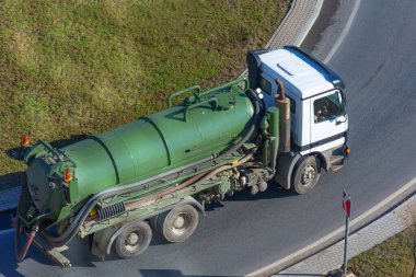 Atık ya da kirli su pompalamak için yeşil tanklı bir kamyon