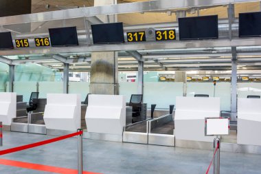 Havaalanı terminalindeki yolcuları ayırmak için yolları kırmızı kurdeleyle iptal edilen boş giriş masaları
