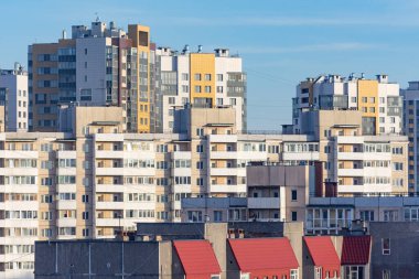 Çok katlı Avrupa tarzı modern konut binalarının üst katları, şehir manzarası