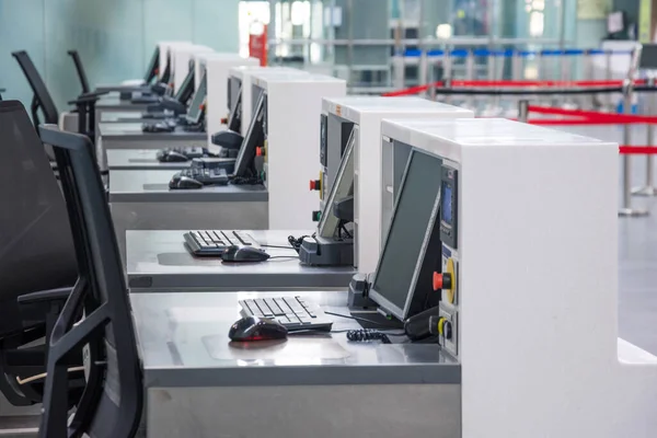 Reihe Leerer Check Schalter Mit Computermonitoren Flughafen — Stockfoto