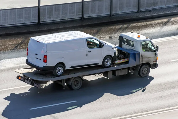 アスファルト道路でミニバンとトラック運送業者 — ストック写真