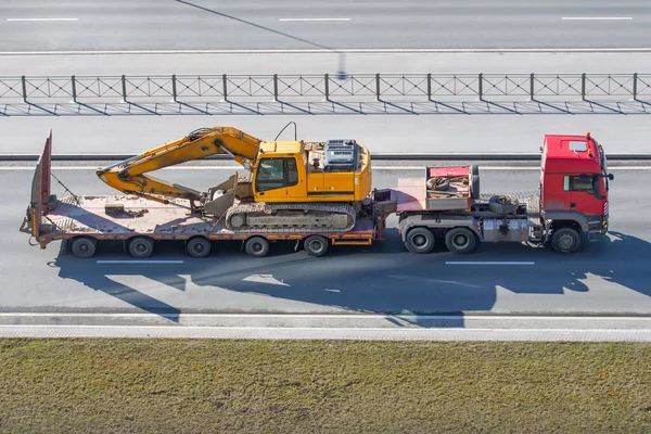 Excavadora Camión Remolque Transporte Con Plataforma Remolque Largo Carretera Ciudad — Foto de Stock