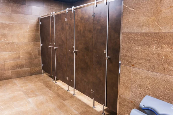 Baño Público Con Puertas Marrones Fila — Foto de Stock