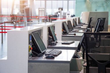 Havaalanındaki bilgisayar monitörlü boş kayıt masaları.