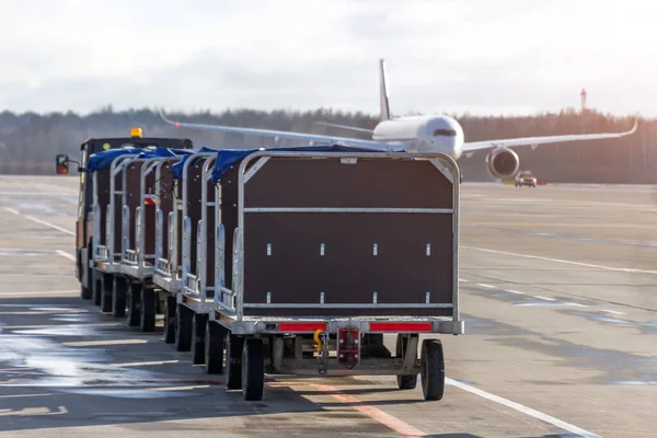 Lege Bagagekarretjes Luchthaven Voor Het Lossen Van Tassen Van Passagiersvliegtuigen — Stockfoto