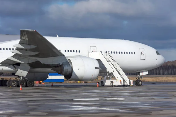 Grandes Aviones Larga Distancia Estacionados Aeropuerto Con Escaleras Entrada —  Fotos de Stock