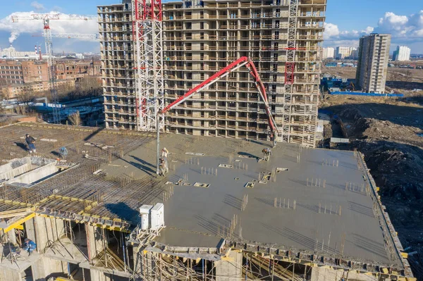 Verter Cemento Los Pisos Edificio Residencial Varios Pisos Construcción Utilizando — Foto de Stock