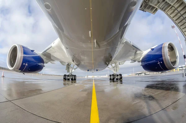 Das Großraumflugzeug Steht Auf Dem Vorfeld Des Flughafens Flugzeugrumpf Motor — Stockfoto