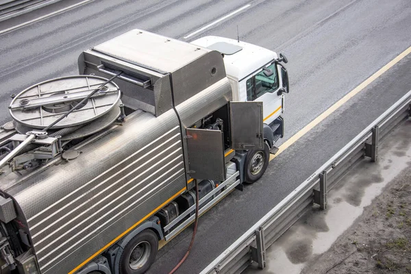 Sludge washer truck at work on the side of the highway to clean underground infrastructure, eliminate blockages in the sewer road sewage into the collector — Stock Image Sludge Washer Truck Work Side Highway Clean Underground Infrastructure Eliminate Stock Image