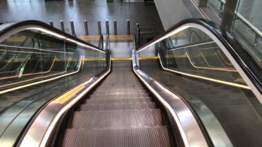 Lastik tırabzanları olan neon ışıklı metal kazıcı merdiven manzarası zemine iniyor.