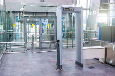 Güvenlik, halka açık bir binanın girişine yerleştirilen metal dedektörünü kontrol ediyor.