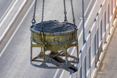 Sıvı betonlu bir tank binanın üst katlarına bir vinç yerleştirir.