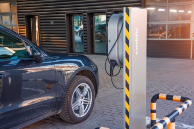 Elektrikli otomobiller için yakıt ikmali e-hareketlilik, voltaj altında elektrik prizi pili geri yükler